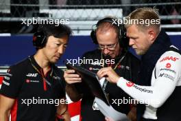 Kevin Magnussen (DEN) Haas F1 Team with Ayao Komatsu (JPN) Haas F1 Team Race Engineer and Mark Slade (GBR) Haas F1 Team Race Engineer on the grid. 17.09.2023. Formula 1 World Championship, Rd 16, Singapore Grand Prix, Marina Bay Street Circuit, Singapore, Race Day.