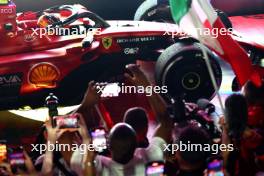 1st place  Carlos Sainz Jr (ESP) Ferrari. 17.09.2023. Formula 1 World Championship, Rd 16, Singapore Grand Prix, Marina Bay Street Circuit, Singapore, Race Day.