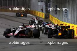 Kevin Magnussen (DEN) Haas VF-23 and Max Verstappen (NLD) Red Bull Racing RB19 battle for position. 17.09.2023. Formula 1 World Championship, Rd 16, Singapore Grand Prix, Marina Bay Street Circuit, Singapore, Race Day.