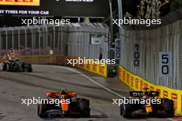 Lando Norris (GBR) McLaren MCL60 and Max Verstappen (NLD) Red Bull Racing RB19 battle for position. 17.09.2023. Formula 1 World Championship, Rd 16, Singapore Grand Prix, Marina Bay Street Circuit, Singapore, Race Day.