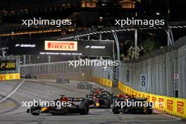 Max Verstappen (NLD) Red Bull Racing RB19 and George Russell (GBR) Mercedes AMG F1 W14 battle for position. 17.09.2023. Formula 1 World Championship, Rd 16, Singapore Grand Prix, Marina Bay Street Circuit, Singapore, Race Day.