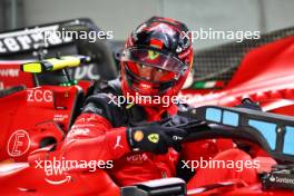 Pole sitter Carlos Sainz Jr (ESP) Ferrari SF-23 in qualifying parc ferme. 16.09.2023. Formula 1 World Championship, Rd 16, Singapore Grand Prix, Marina Bay Street Circuit, Singapore, Qualifying Day.