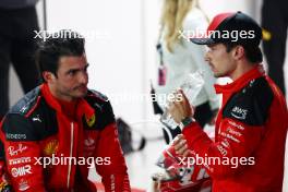 (L to R): Pole sitter Carlos Sainz Jr (ESP) Ferrari with team mate Charles Leclerc (MON) Ferrari in qualifying parc ferme. 16.09.2023. Formula 1 World Championship, Rd 16, Singapore Grand Prix, Marina Bay Street Circuit, Singapore, Qualifying Day.