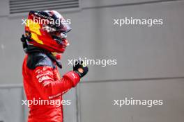 Carlos Sainz Jr (ESP) Ferrari celebrates his pole position in qualifying parc ferme. 16.09.2023. Formula 1 World Championship, Rd 16, Singapore Grand Prix, Marina Bay Street Circuit, Singapore, Qualifying Day.