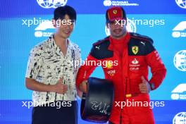 Carlos Sainz Jr (ESP) Ferrari receives the Pirelli Pole Position Award from Eric Nam (USA) Singer. 16.09.2023. Formula 1 World Championship, Rd 16, Singapore Grand Prix, Marina Bay Street Circuit, Singapore, Qualifying Day.