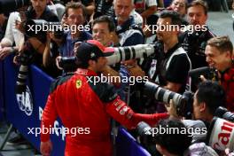 Carlos Sainz Jr (ESP) Ferrari celebrates his pole position in qualifying parc ferme. 16.09.2023. Formula 1 World Championship, Rd 16, Singapore Grand Prix, Marina Bay Street Circuit, Singapore, Qualifying Day.