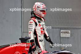 Kevin Magnussen (DEN) Haas F1 Team in qualifying parc ferme. 16.09.2023. Formula 1 World Championship, Rd 16, Singapore Grand Prix, Marina Bay Street Circuit, Singapore, Qualifying Day.