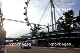 Alexander Albon (THA) Williams Racing on the drivers' parade. 17.09.2023. Formula 1 World Championship, Rd 16, Singapore Grand Prix, Marina Bay Street Circuit, Singapore, Race Day.