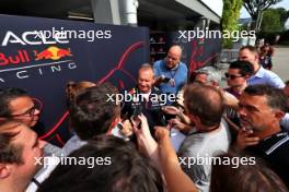 Paul Monaghan (GBR) Red Bull Racing Chief Engineer with the media. 17.09.2023. Formula 1 World Championship, Rd 16, Singapore Grand Prix, Marina Bay Street Circuit, Singapore, Race Day.