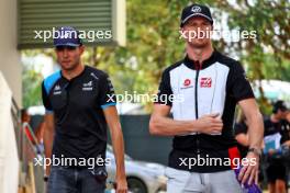 (L to R): Esteban Ocon (FRA) Alpine F1 Team with Nico Hulkenberg (GER) Haas F1 Team. 17.09.2023. Formula 1 World Championship, Rd 16, Singapore Grand Prix, Marina Bay Street Circuit, Singapore, Race Day.