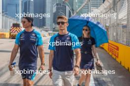 Logan Sargeant (USA) Williams Racing walks the circuit with the team. 14.09.2023. Formula 1 World Championship, Rd 16, Singapore Grand Prix, Marina Bay Street Circuit, Singapore, Preparation Day.