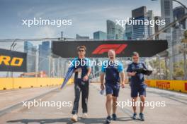 Alexander Albon (THA) Williams Racing walks the circuit with James Urwin (GBR) Williams Racing Race Engineer. 14.09.2023. Formula 1 World Championship, Rd 16, Singapore Grand Prix, Marina Bay Street Circuit, Singapore, Preparation Day.