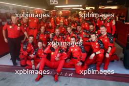 Carlos Sainz Jr (ESP) Ferrari with the team. 26.11.2023. Formula 1 World Championship, Rd 23, Abu Dhabi Grand Prix, Yas Marina Circuit, Abu Dhabi, Race Day.