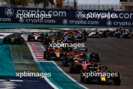 Max Verstappen (NLD) Red Bull Racing RB19 leads at the start of the race. 26.11.2023. Formula 1 World Championship, Rd 23, Abu Dhabi Grand Prix, Yas Marina Circuit, Abu Dhabi, Race Day.
