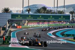 Max Verstappen (NLD) Red Bull Racing RB19 leads at the start of the race. 26.11.2023. Formula 1 World Championship, Rd 23, Abu Dhabi Grand Prix, Yas Marina Circuit, Abu Dhabi, Race Day.