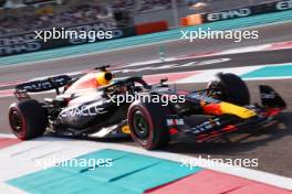 Max Verstappen (NLD) Red Bull Racing RB19. 25.11.2023. Formula 1 World Championship, Rd 23, Abu Dhabi Grand Prix, Yas Marina Circuit, Abu Dhabi, Qualifying Day.