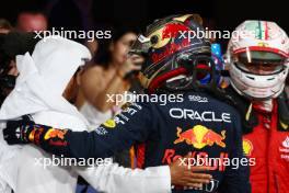 Max Verstappen (NLD) Red Bull Racing celebrates his pole position in qualifying parc ferme with Mohammed Bin Sulayem (UAE) FIA President. 25.11.2023. Formula 1 World Championship, Rd 23, Abu Dhabi Grand Prix, Yas Marina Circuit, Abu Dhabi, Qualifying Day.