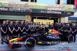 Jonathan Wheatley (GBR) Red Bull Racing Team Manager and team with the DHL Fastest Pit Stop Award. 26.11.2023. Formula 1 World Championship, Rd 23, Abu Dhabi Grand Prix, Yas Marina Circuit, Abu Dhabi, Race Day.
