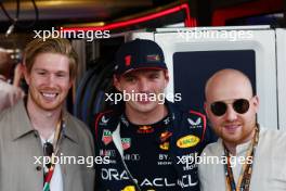 Max Verstappen (NLD) Red Bull Racing with guests. 26.11.2023. Formula 1 World Championship, Rd 23, Abu Dhabi Grand Prix, Yas Marina Circuit, Abu Dhabi, Race Day.