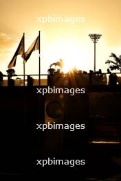 Circuit atmosphere - sunset. 23.11.2023. Formula 1 World Championship, Rd 23, Abu Dhabi Grand Prix, Yas Marina Circuit, Abu Dhabi, Preparation Day.