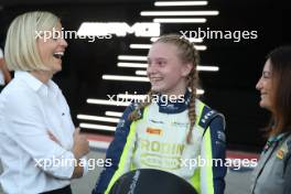 (L to R): Susie Wolff (GBR) F1 Academy Managing Director with Jessica Edgar (GBR) Rodin Carlin Formula Academy Driver. 20.10.2023. Formula 1 World Championship, Rd 19, United States Grand Prix, Austin, Texas, USA, Qualifying Day