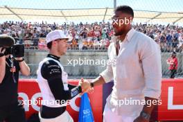 (L to R): Pierre Gasly (FRA) Alpine F1 Team with Anthony Joshua (GBR) Boxer and Otro Capital Alpine F1 Team Investor on the grid. 22.10.2023. Formula 1 World Championship, Rd 19, United States Grand Prix, Austin, Texas, USA, Race Day.