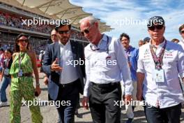 (L to R): Mohammed Bin Sulayem (UAE) FIA President with Greg Maffei (USA) Liberty Media Corporation President and Chief Executive Officer and Tommy Hilfiger (USA) on the grid. 22.10.2023. Formula 1 World Championship, Rd 19, United States Grand Prix, Austin, Texas, USA, Race Day.