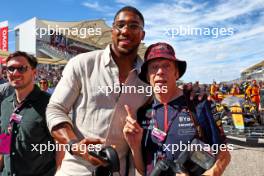 (L to R): Anthony Joshua (GBR) Boxer and Otro Capital Alpine F1 Team Investor with Mark Thompson (GBR) Photographer on the grid. 22.10.2023. Formula 1 World Championship, Rd 19, United States Grand Prix, Austin, Texas, USA, Race Day.
