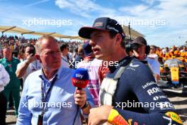 (L to R): Martin Brundle (GBR) Sky Sports Commentator with Max Verstappen (NLD) Red Bull Racing on the grid. 22.10.2023. Formula 1 World Championship, Rd 19, United States Grand Prix, Austin, Texas, USA, Race Day.