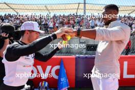 (L to R): Pierre Gasly (FRA) Alpine F1 Team with Anthony Joshua (GBR) Boxer and Otro Capital Alpine F1 Team Investor on the grid. 22.10.2023. Formula 1 World Championship, Rd 19, United States Grand Prix, Austin, Texas, USA, Race Day.