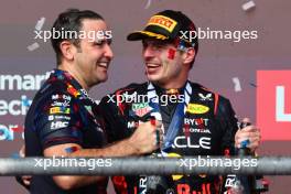 John Hammond (GBR) Red Bull Racing Physiotherapist and 1st place Max Verstappen (NLD) Red Bull Racing. 22.10.2023. Formula 1 World Championship, Rd 19, United States Grand Prix, Austin, Texas, USA, Race Day.