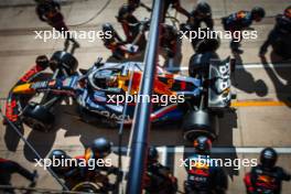 Max Verstappen (NLD) Red Bull Racing RB19 makes a pit stop. 22.10.2023. Formula 1 World Championship, Rd 19, United States Grand Prix, Austin, Texas, USA, Race Day.