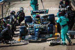 Lewis Hamilton (GBR) Mercedes AMG F1 W14 makes a pit stop. 22.10.2023. Formula 1 World Championship, Rd 19, United States Grand Prix, Austin, Texas, USA, Race Day.