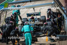 Lewis Hamilton (GBR) Mercedes AMG F1 W14 makes a pit stop. 22.10.2023. Formula 1 World Championship, Rd 19, United States Grand Prix, Austin, Texas, USA, Race Day.