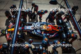 Max Verstappen (NLD) Red Bull Racing RB19 makes a pit stop. 22.10.2023. Formula 1 World Championship, Rd 19, United States Grand Prix, Austin, Texas, USA, Race Day.