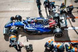 Alexander Albon (THA) Williams Racing FW45 makes a pit stop. 22.10.2023. Formula 1 World Championship, Rd 19, United States Grand Prix, Austin, Texas, USA, Race Day.