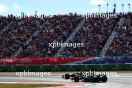 Lando Norris (GBR) McLaren MCL60 and Lewis Hamilton (GBR) Mercedes AMG F1 W14 battle for position. 22.10.2023. Formula 1 World Championship, Rd 19, United States Grand Prix, Austin, Texas, USA, Race Day.