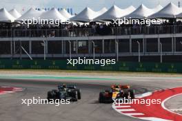 Lando Norris (GBR) McLaren MCL60 and Lewis Hamilton (GBR) Mercedes AMG F1 W14 battle for position. 22.10.2023. Formula 1 World Championship, Rd 19, United States Grand Prix, Austin, Texas, USA, Race Day.