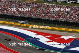 Max Verstappen (NLD) Red Bull Racing RB19 leads Lewis Hamilton (GBR) Mercedes AMG F1 W14. 21.10.2023. Formula 1 World Championship, Rd 19, United States Grand Prix, Austin, Texas, USA, Sprint Day.
