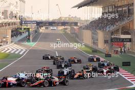 Richard Verschoor (NED) Van Amersfoort Racing at the start of the race. 04.03.2023. FIA Formula 2 Championship, Rd 1, Sprint Race, Sakhir, Bahrain, Saturday.