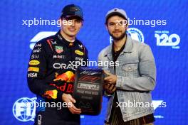 (L to R): Max Verstappen (NLD) Red Bull Racing celebrates with the Pirelli Pole Position Award, presented by Zedd (GER) Record Producer. 01.03.2024. Formula 1 World Championship, Rd 1, Bahrain Grand Prix, Sakhir, Bahrain, Qualifying Day.