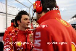 Carlos Sainz Jr (ESP) Ferrari on the grid. 02.03.2024. Formula 1 World Championship, Rd 1, Bahrain Grand Prix, Sakhir, Bahrain, Race Day.