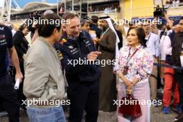 Christian Horner (GBR) Red Bull Racing Team Principal with Chalerm Yoovidhya (THA) Red Bull Racing Co-Owner and his wife on the grid. 02.03.2024. Formula 1 World Championship, Rd 1, Bahrain Grand Prix, Sakhir, Bahrain, Race Day.