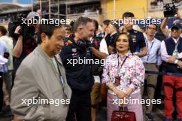 Christian Horner (GBR) Red Bull Racing Team Principal with Chalerm Yoovidhya (THA) Red Bull Racing Co-Owner and his wife on the grid. 02.03.2024. Formula 1 World Championship, Rd 1, Bahrain Grand Prix, Sakhir, Bahrain, Race Day.