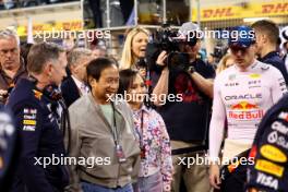 (L to R): Christian Horner (GBR) Red Bull Racing Team Principal on the grid with Chalerm Yoovidhya (THA) Red Bull Racing Co-Owner and his wife; and Max Verstappen (NLD) Red Bull Racing. 02.03.2024. Formula 1 World Championship, Rd 1, Bahrain Grand Prix, Sakhir, Bahrain, Race Day.