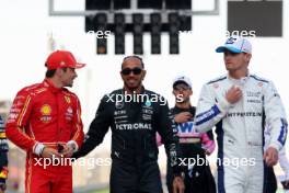 (L to R): Charles Leclerc (MON) Ferrari with Lewis Hamilton (GBR) Mercedes AMG F1 and Logan Sargeant (USA) Williams Racing. 02.03.2024. Formula 1 World Championship, Rd 1, Bahrain Grand Prix, Sakhir, Bahrain, Race Day.
