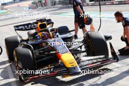 Max Verstappen (NLD) Red Bull Racing RB20 in the pits. 29.02.2024. Formula 1 World Championship, Rd 1, Bahrain Grand Prix, Sakhir, Bahrain, Practice Day
