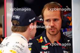 Tom Hart (GBR) Red Bull Racing Performance Engineer with Max Verstappen (NLD) Red Bull Racing. 08.03.2024. Formula 1 World Championship, Rd 2, Saudi Arabian Grand Prix, Jeddah, Saudi Arabia, Qualifying Day.