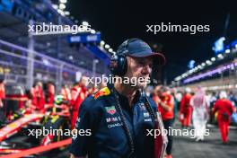 Adrian Newey (GBR) Red Bull Racing Chief Technical Officer looks at Oliver Bearman (GBR) Ferrari SF-24 Reserve Driver on the grid. 09.03.2024. Formula 1 World Championship, Rd 2, Saudi Arabian Grand Prix, Jeddah, Saudi Arabia, Race Day.